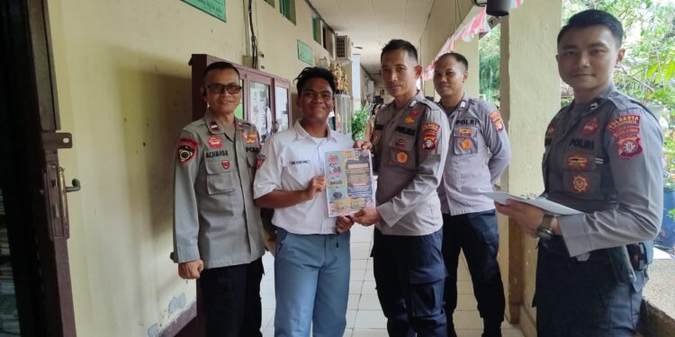 FOTO: MATAKALTENG - Personel Polresta Palangka Raya, pada saat mengedukasi penerimaan calon anggota polri kepada salah seorang siswa.