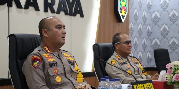 FOTO: MATAKALTENG - Kapolresta Palangka Raya, Kombes Pol Boy Herlambang, pada saat mengikuti vidcon anev Kamtibmas Kapolda Kalteng.