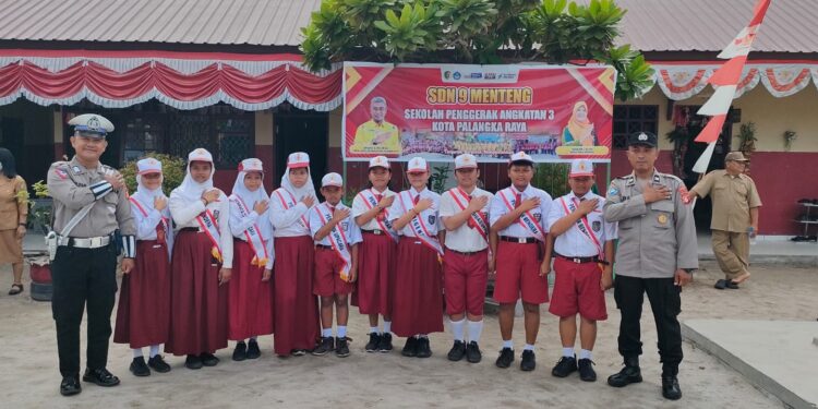 FOTO: MATAKALTENG - Personel Polresta Palangka Raya pada saat berfoto bersama siswa-siswi SDN 9 Menteng.