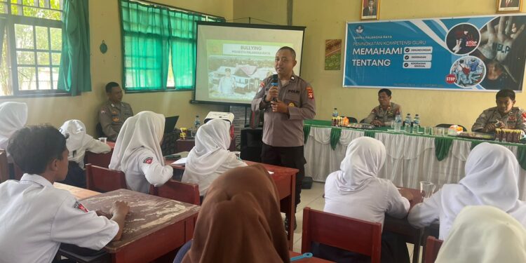 FOTO: MATAKALTENG - Personel Satbinmas Polresta Palangka Raya pada saat memberikan materi kepada siswa-siswi SMPN 4 Palangka Raya.