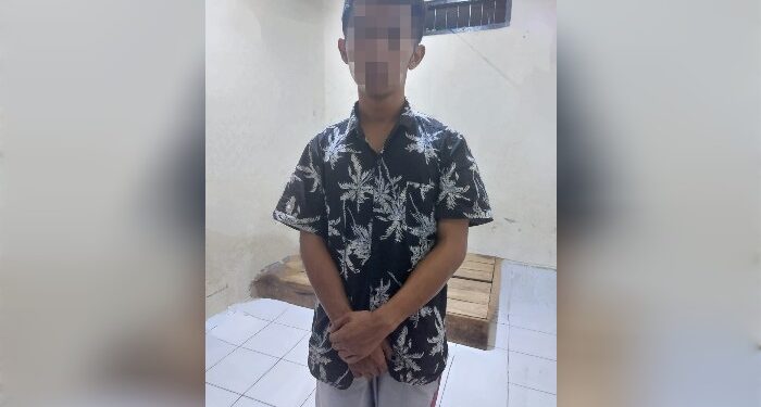 FOTO: MATAKALTENG - Terduga pelaku RN pada saat diamankan jajaran Polresta Palangka Raya.