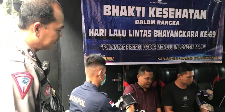 FOTO: MATAKALTENG - Sopir bus pada saat dilakukan pemeriksaan kesehatan.