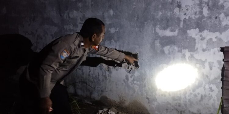 FOTO: MATAKALTENG - Personel Polsek Sabangau pada saat menunjukkan lokasi pelaku membobol gedung walet.