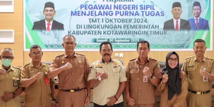 FOTO : IST/MATAKALTENG - Kepala BKPSDM Kotim bersama Pj Sekda dan Kepala OPD yang purna tugas, Senin 30 September 2024.
