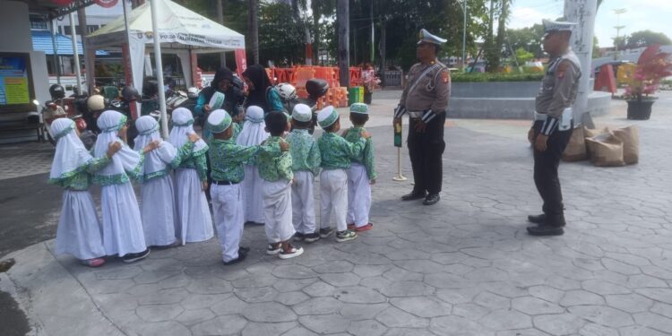 FOTO: MATAKALTENG - Persone Satlantas Polresta Palangka Raya pada saat mengedukasi siswa siswi TK/TPQ Annur.