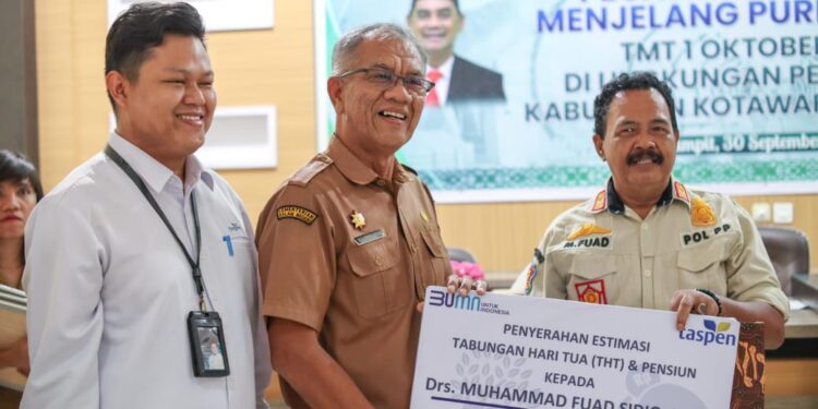 FOTO : IST/MATAKALTENG - Pj Sekda Kotim saat menyerahkan tabungan hari tua kepada Fuad Sidiq Kasatpol PP, Senin 30 September 2024.