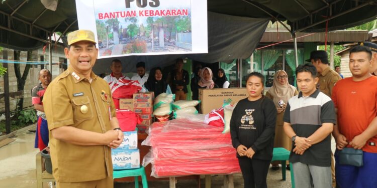 FOTO : IST/MATAKALTENG - Pjs Bupati Kotim Shalahuddin saat meninjau lokasi kebakaran sekaligus menyerahkan bantuan kepada korban, Senin 30 September 2024.