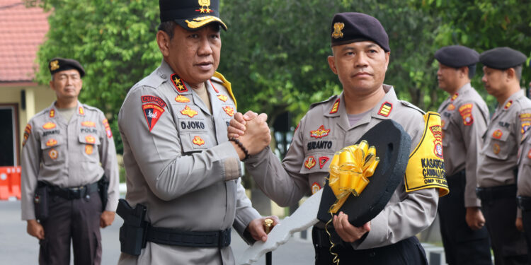 FOTO: MATAKALTENG - Kapolda Kalteng, Irjen Pol Djoko Poerwanto pada saat menyerahkan secara simbolis bantuan operasional.