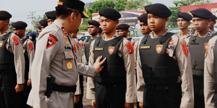 FOTO: MATAKALTENG - Kapolda Kalteng, Irjen Pol Djoko Poerwanto pada saat memeriksa kelengkapan pasukan.