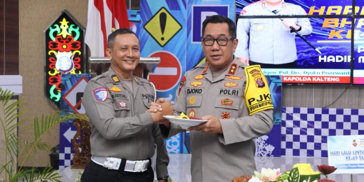 FOTO: MATAKALTENG - Kapolda Kalteng, Irjen Pol Djoko Perwanto, pada saat menyerahkan potongan tumpen kepada personel Ditlantas.