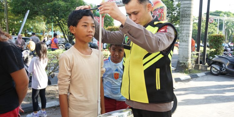 FOTO: MATAKALTENG - Personel Rumah Sakit Bhayangkara Tingkat III Palangka Raya, pada saat memeriksa kesehatan salah seorang warga.