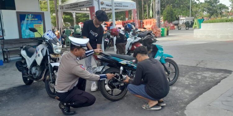 FOTO: MATAKALTENG - Personel Satlantas Polresta Palangka Raya pada saat meminta pengendara melepas knalpot tak sesuai spesifikasi teknis.