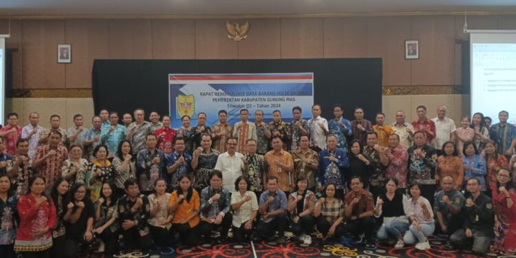 FOTO : DISKOMINFO SANTIK/MATA KALTENG - Pj Bupati Gumas Herson B Aden didampingi Asisten III Letus Guntur dan Kepala BKAD Hardeman, berfoto bersama dengan seluruh kepala perangkat daerah, sekretaris dan pejabat yang menangani pengelolaan barang milik daerah, pada kegiatan rekonsiliasi data barang milik daerah pada triwulan III tahun 2024, Jumat, 27 September 224.