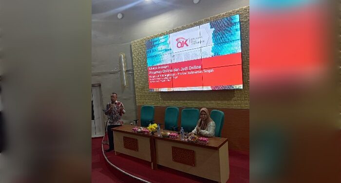 Foto: MATAKALTENG - Maman Surahman, staf Edukasi dan Pelindungan Konsumen saat memaparkan materinya.