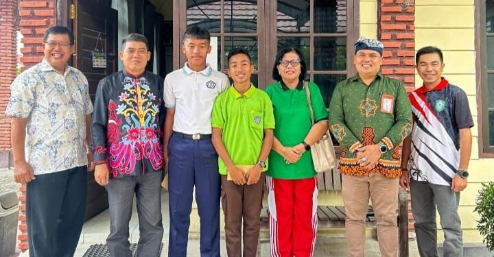 Foto: DISDIK/MATA KALTENG - Dua pelajar asal Kotim yang akan mengikuti GSI tingkat Nasional saat berkunjung ke Disdik Kotim.