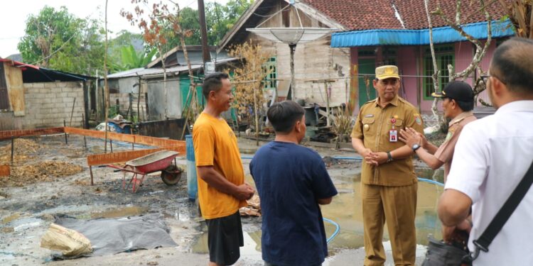 FOTO : IST/MATA KALTENG - Pjs Bupati Kotim Shalahuddin saat meninjau lokasi kebakaran di Kecamatan Kota Besi, Senin 30 September 2024.
