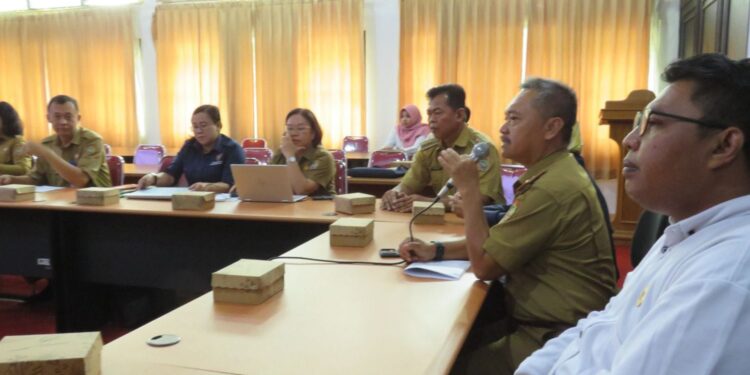 FOTO: MATAKALTENG - Kepala Disnakertrans Prov. Kalteng Farid Wajdi saat menyampaikan sambutan dan memaparkan kondisi Pelayanan Informasi Publik.
