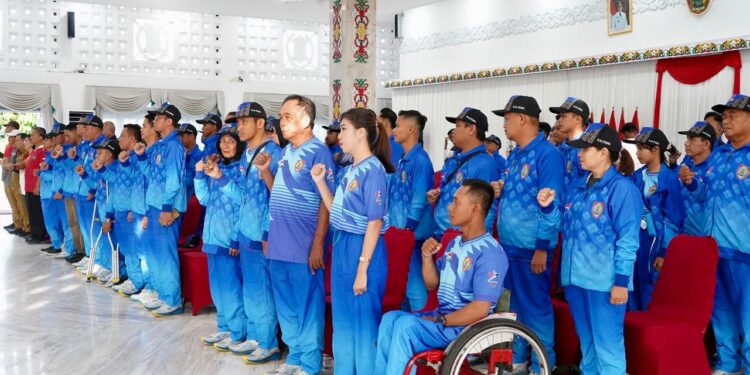 FOTO: MATAKALTENG - Pelepasan Kontingen Atlet Disabilitas Kalteng untuk mengikuti Pekan Paralimpik Nasional ke-17 di Kota Solo, Jawa Tengah.
