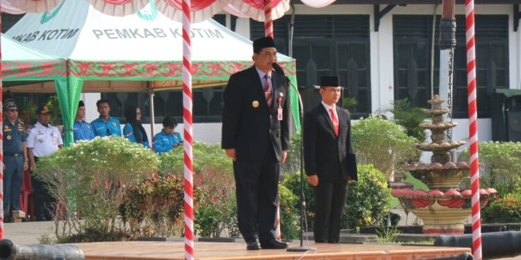FOTO : DEVIANA/MATA KALTENG - Pjs Bupati Kotim Shalahuddin saat memimpin upacara memperingati Hari Kesaktian Pancasila, Selasa 1 Oktober 2024.