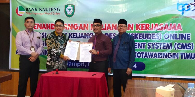 FOTO : IST/MATAKALTENG -  Kepala DPMD Raihansyah bersama pihak perbankan saat menunjukkan kerja sama, Selasa 1 Oktober 2024.