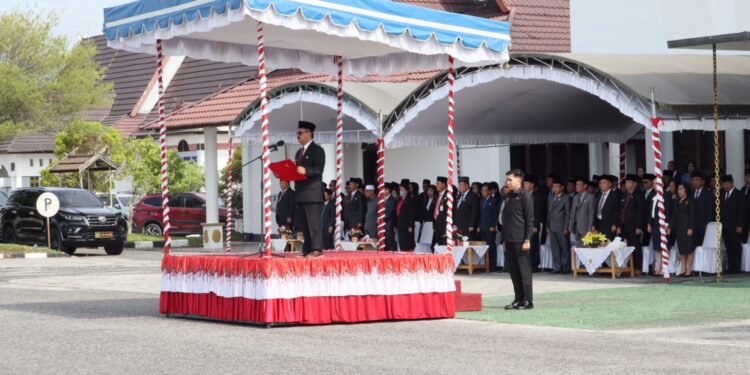 FOTO : DISKOMINFO SANTIK/MATA KALTENG - Pj Bupati Gumas Herson B Aden menjadi irup pada peringatan Hari Kesaktian Pancasila tahun 2024, di halaman kantor bupati setempat, Selasa, 1 Oktober 2024.
