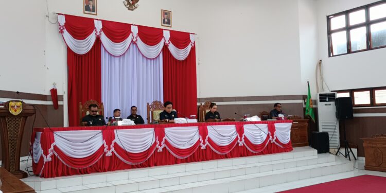 FOTO : DPRD GUMAS/MATA KALTENG - Ketua sementara DPRD Kabupaten Gumas Herbert Y Asin didampingi Wakil Ketua sementara DPRD Nomi Aprilia dan Pj Bupati Herson B Aden, memimpin rapat paripurna DPRD dengan agenda pengumuman dan penetapan calon pimpinan definitif DPRD masa jabatan 2024-2029, Selasa, 1 Oktober 2024.