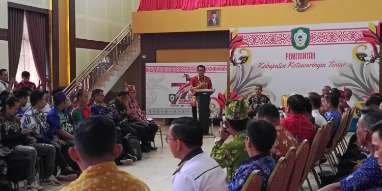 FOTO : DEVIANA/MATAKALTENG - Pjs Bupati Kotim saat menghadiri rapat kerja dengan seluruh Kades, Rabu 2 Oktober 2024.