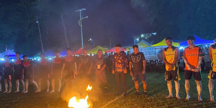 Foto : AKH/MATA KALTENG - Pj Bupati Sukamara Rendy Lesmana saat bersama pemain sepakbola api atau sepak saut di Festival Budaya Gawi Barinjam 2024.