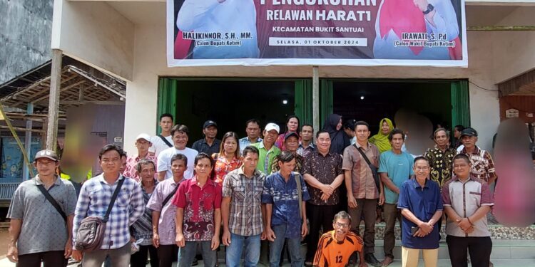 FOTO : IST/MATAKALTENG - Halikinnor bersama warga di Kecamatan Bukit Santuai, Selasa 1 Oktober 2024.