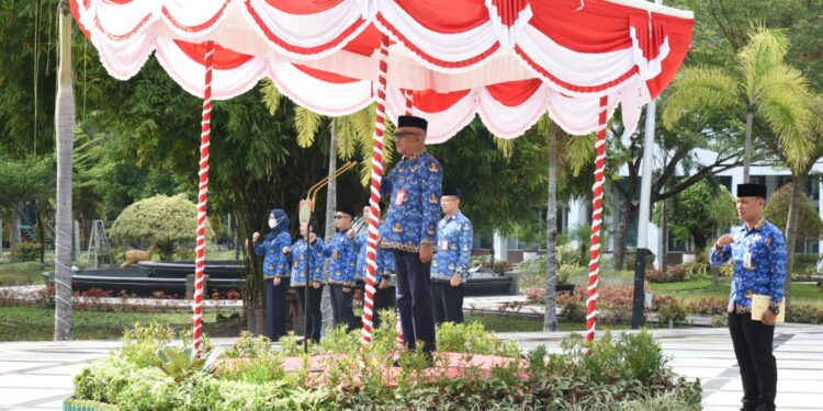 Foto: MATAKALTENG - Plt. Sekda Kalteng Katma F. Dirun menjadi Inspektur pada Upacara Peringatan Hari Kesaktian Pancasila di Lingkungan Setda Kalteng.