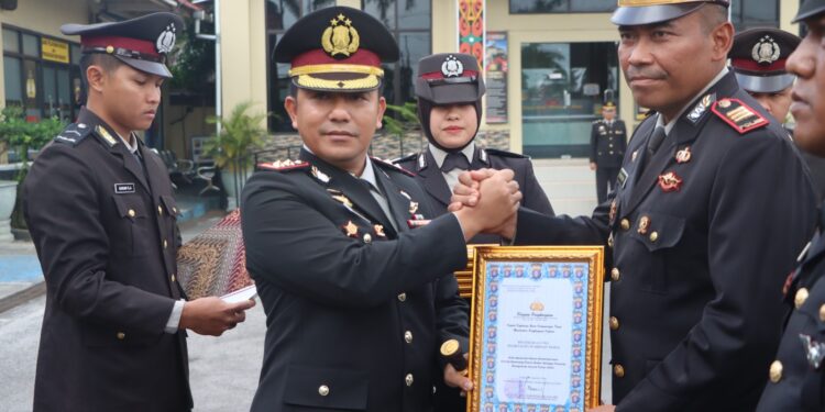 FOTO: IST/MATAKALTENG - Kapolsek Baamang, AKP Moch. Romadhon, menerima penghargaan Kompolnas Award 2024 dari Kapolres Kotim, AKBP Resky Maulana Zulkarnain, di lapangan apel Polres Kotim, Selasa, 1 Oktober 2024.