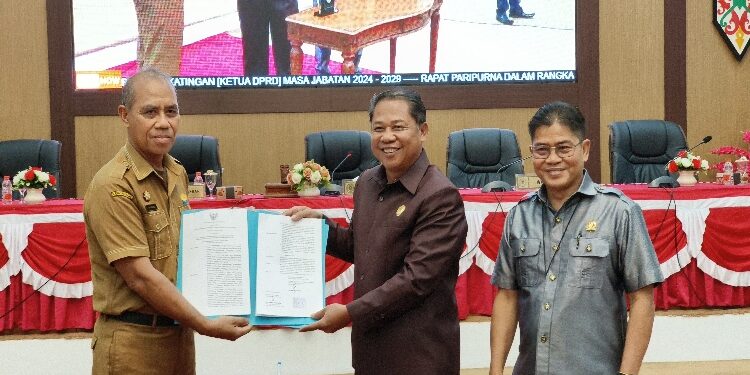 FOTO: IST/MATAKALTENG - Ketua Sementara DPRD Katingan Yudea Pratidina, saat menyerahkan draf usulan Ketua Definitif ke Sekda Katingan Pransang. 