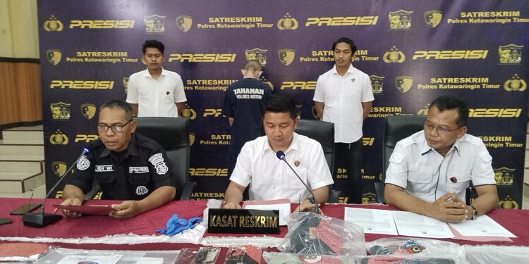 FOTO: AGUS/MATA KALTENG- konfrensi pers pengungkapan kasus pembobolan brankas milik ritel modern yang dipimpin langsung Kasat Reskrim Polres Kotim (tengah). Rabu, 2 Oktober 2024.