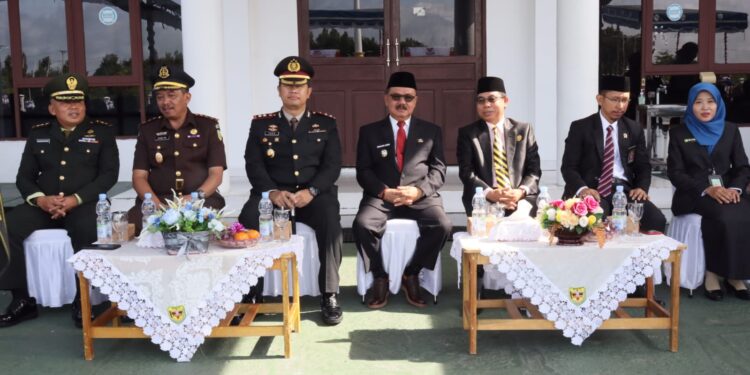 FOTO : DPRD GUMAS/MATA KALTENG - Ketua sementara DPRD Kabupaten Gumas Herbert Y Asin (tiga dari kanan), saat menghadiri upacara peringatan Hari Kesaktian Pancasila tahun 2024, Selasa, 1 Oktober 2024.