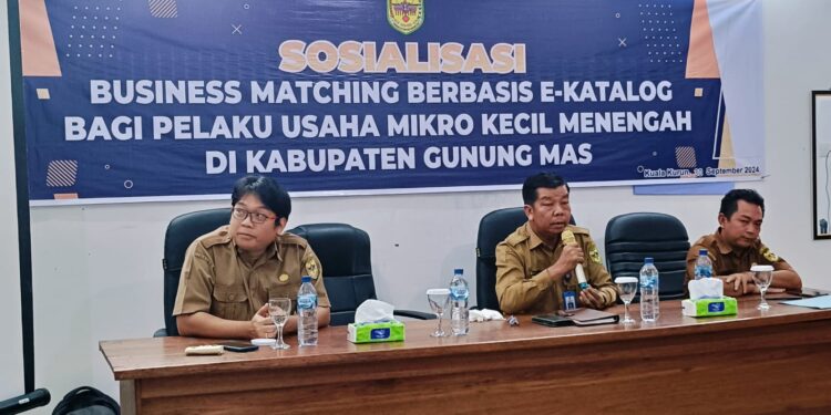 FOTO : DISTRANSNAKERKOP DAN UMKM GUMAS/MATA KALTENG - Sekretaris Distransnakerkop dan UMKM Kabupaten Gumas Hulnan, didampingi Kabid Kelembagaan, Pemberdayaan dan Pengawasan Koperasi dan UKM Redianto, ketika membuka sosialisasi business matching berbasis e-katalog bagi pelaku UMKM, Senin, 30 September 2024.