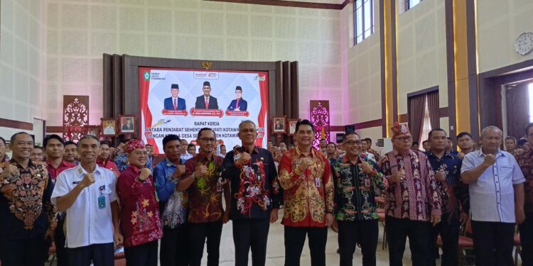 FOTO : DEVIANA/MATAKALTENG - Pjs Bupati Kotim Shalahuddin saat bersama kades se-Kotim, Rabu 2 Oktober 2024.