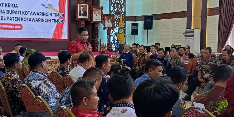 FOTO : DEVIANA/MATAKALTENG - Kades Bapinang Hulu Sugianto saat mengutarakan pendapatnya mewakili masyarakat yang ada di Kecamatan Pulau Hanaut, Rabu 2 Oktober 2024.