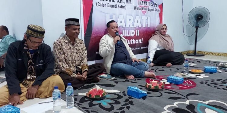 FOTO : IST/MATAKALTENG - Halikinnor bersama Irawati saat bersama relawan di Kecamatan Tualan Hulu.