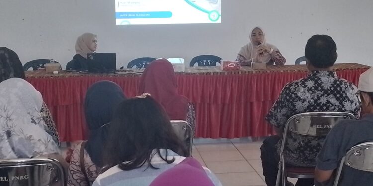 FOTO: MATAKALTENG - Lurah Panarung, Evi Kahayanti (kanan), saat menyampaikan sambutan pada sosialisasi jaminan kesehatan BPJS Kesehatan.