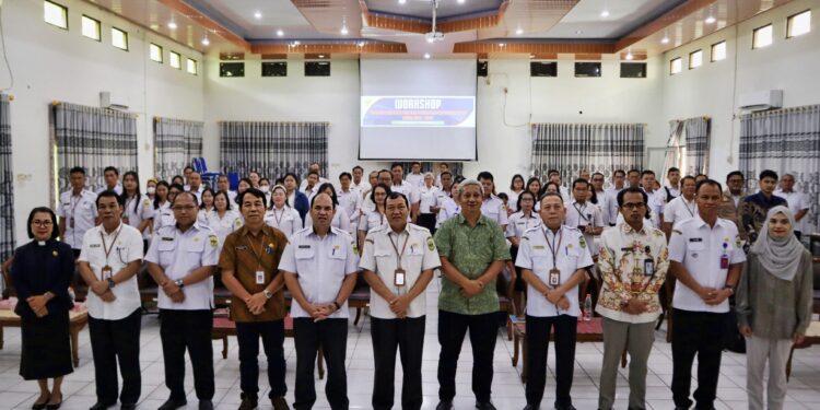 FOTO : DISKOMINFO SANTIK/MATA KALTENG - Pj Bupati Gumas Herson B Aden yang diwakili Plt Asisten II Setda Gumas Champili didampingi Kepala Bapperida Yantrio Aulia, berfoto bersama para peserta workshop pemanfaatan data P3KE dan persiapan penyusunan dokumen RPKD tahun 2025-2029, di aula kantor bapperida setempat, Rabu, 3 Oktober 2024.