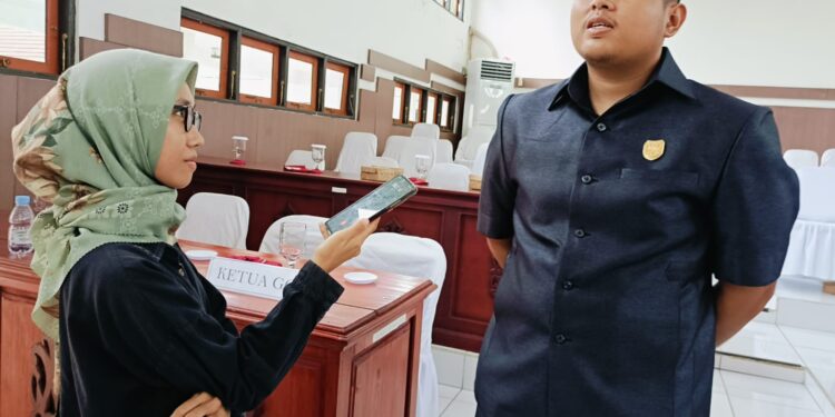 FOTO : DPRD GUMAS/MATA KALTENG - Anggota DPRD Kabupaten Gumas Indra H Kiaji ketika diwawancarai awak media, usai rapat paripurna DPRD setempat, Selasa, 1 Oktober 2024.