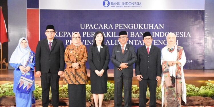FOTO: IST/MATAKALTENG - Plt. Sekda Katma F. Dirun saat menghadiri pengukuhan Yuliansah Andrias Sebagai Kalan Baru BI Kalteng.