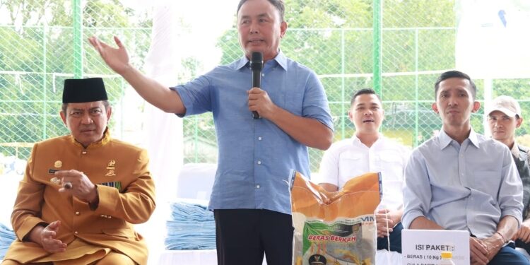 FOTO: IST/MATAKALTENG - Gubernur Kalteng, H Sugianto Sabran saat membuka pasar murah yang digelar di Lapangan Tarmili, Kelurahan Raja, Kabupaten Kotawaringin Barat.