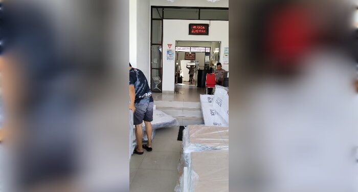 FOTO : KPU GUMAS/MATA KALTENG - Kedatangan logistik pilkada berupa bilik suara di Kantor KPU setempat.