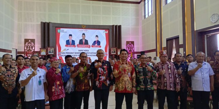 FOTO : DEVIANA/MATAKALTENG - Pjs Bupati Kotim Shalahuddin bersama para Kades, Rabu 2 Oktober 2024.