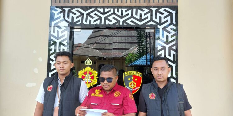 FOTO: RZL/MATAKALTENG - Kuasa hukum korban penipuan tiket konser musik wara wiri fest Kalteng, Jeffriko Seran (tengah), saat menyampaikan press release usai menerima surat SP2HP di Mapolda Kalteng.