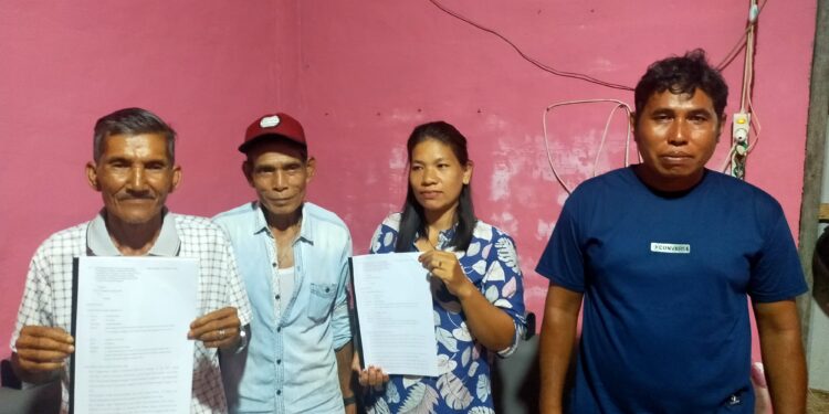 FOTO : SID/MATA KALTENG - Warga Desa Batu Nyapau Simson Kilat dan Didang, ketika menunjukkan surat keberatan atas tahapan dan hasil pilkades PAW di desa tersebut, Kamis, 3 Oktober 2024 malam.