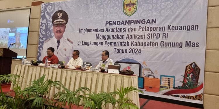 FOTO: DISKOMINFO SANTIK/MATA KALTENG - Pj Bupati Gumas Herson B Aden didampingi Kepala BKAD Hardeman, dan narasumber ketika berfoto bersama dengan narasumber dan peserta pendampingan implementasi akuntansi dan pelaporan keuangan menggunakan aplikasi SIPD-RI, pekan lalu.