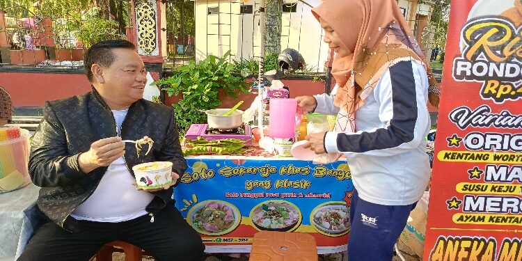 FOTO: DEVIANA/MATAKALTENG - Halikinnor saat menikmati olahan UMKM yang berjualan di Taman Kota Sampit, Minggu 6 Oktober 2024.