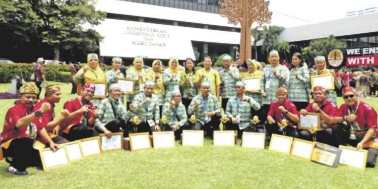 FOTO: IST/MATA KALTENG - Penerimaan penghargaan sekolah Adiwiyata 2024.